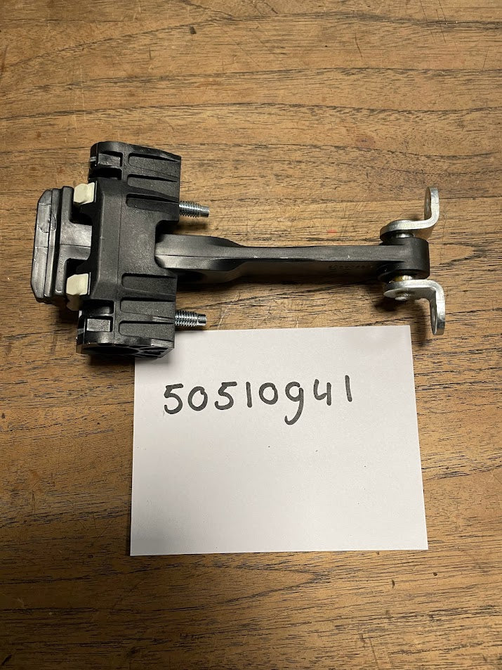 50510941 Alfa Romeo 159 Türfeststeller hinten links+rechts