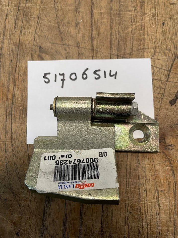 51706514 Fiat 500 door hinge