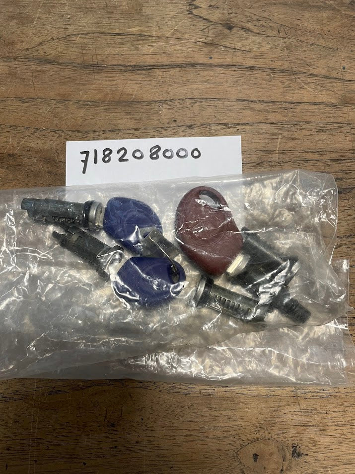718208000 Cinquecento lock set