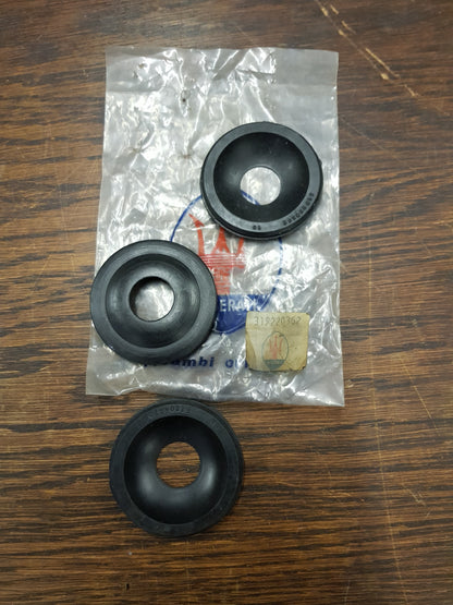319220362 diverse Maserati modellen Doorvoerrubber bij de benzinetank