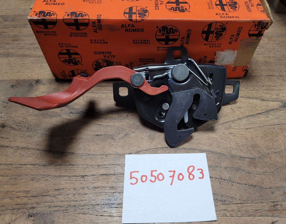 50507083 Alfa Romeo GT motorkapslot vanger
