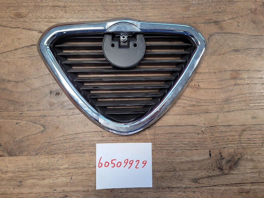 60509929 Alfa Romeo 164 grille (87-92)