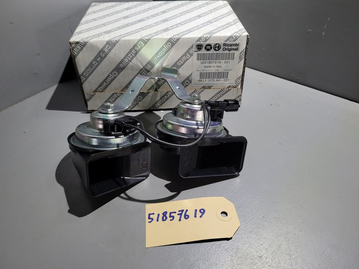 51857619 Fiat 500 claxon set uitvoering met xenon