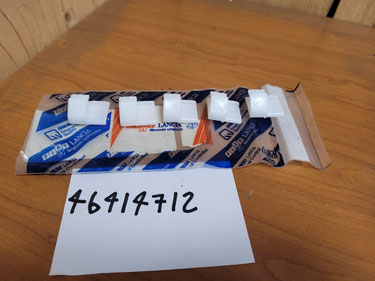 46414712 & 46414713 Lancia Delta montage clip rechts en links (alleen als set te koop!)