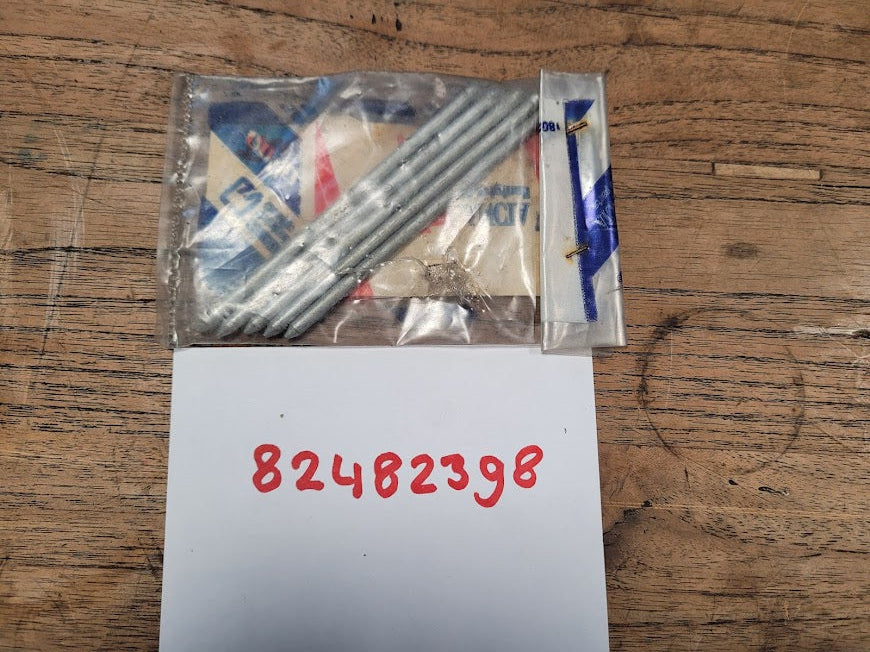 82482398 Lancia Kappa schanierpen voor tankklep (prijs per stuk)